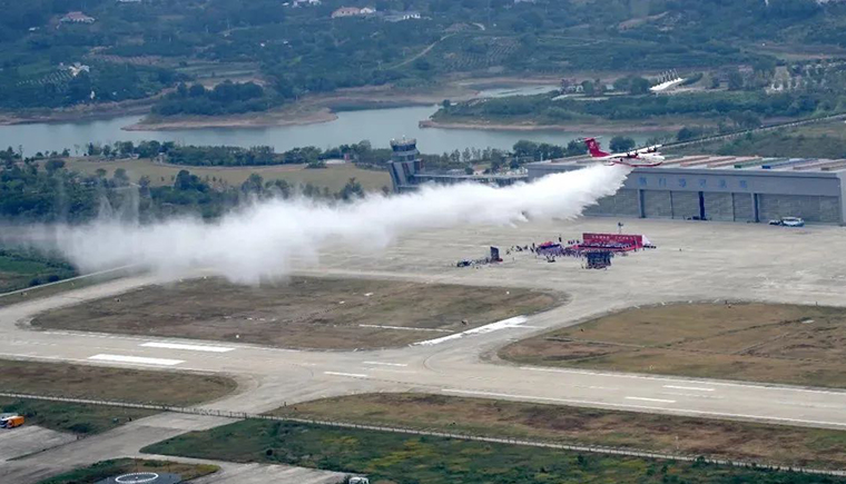珠海航展超燃瞬间——“鲲龙”AG600M腾云驾雾